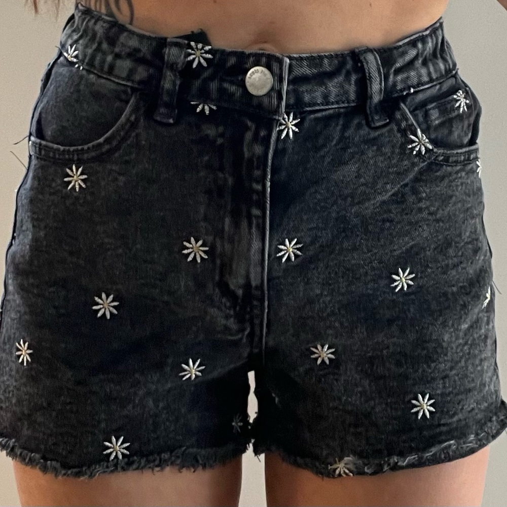 Daisy print black denim shorts
